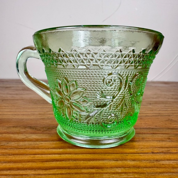 Vintage Indiana Glass Green Depression Cups | Sandwich Pattern | Set of 4 - Picture 9 of 16